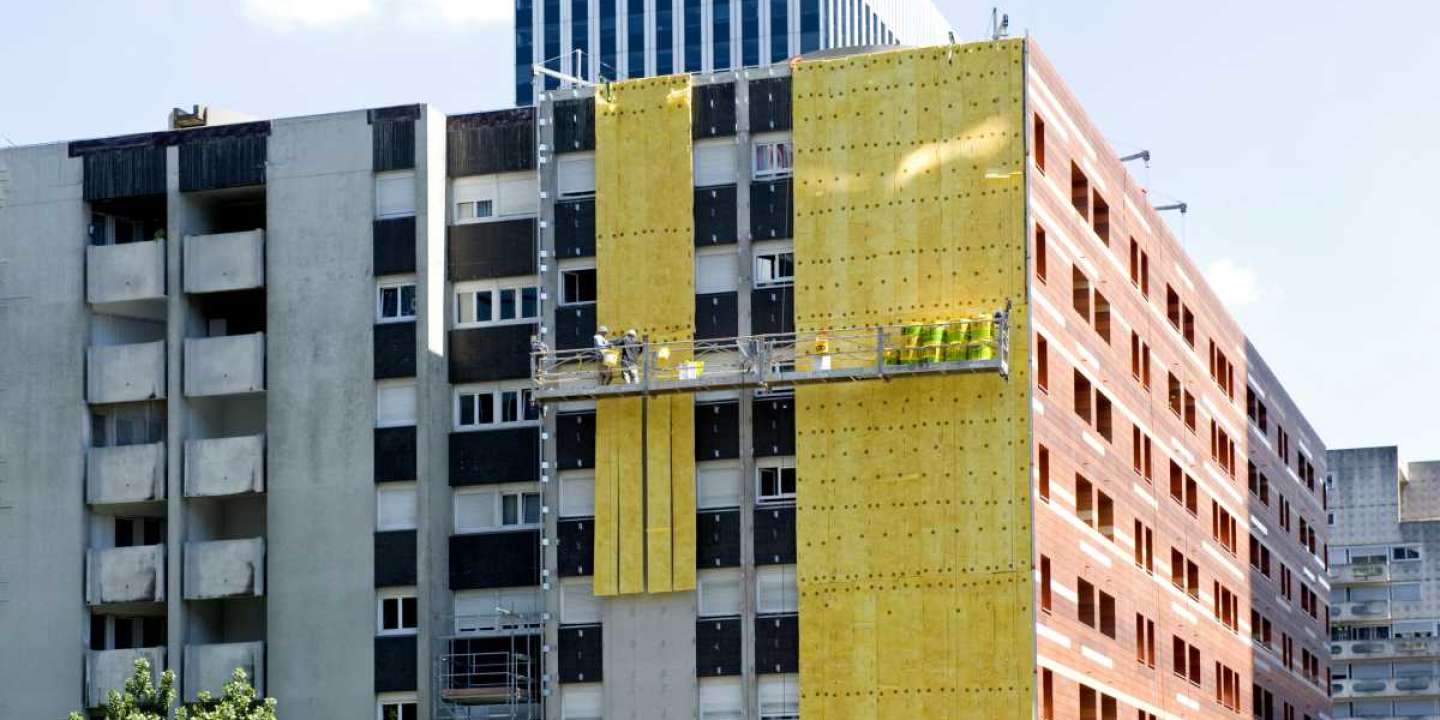 © Xavier Testelin.Juin2014.Courbevoie.France.Travaux d'isolation d'un immeuble d'habitation.